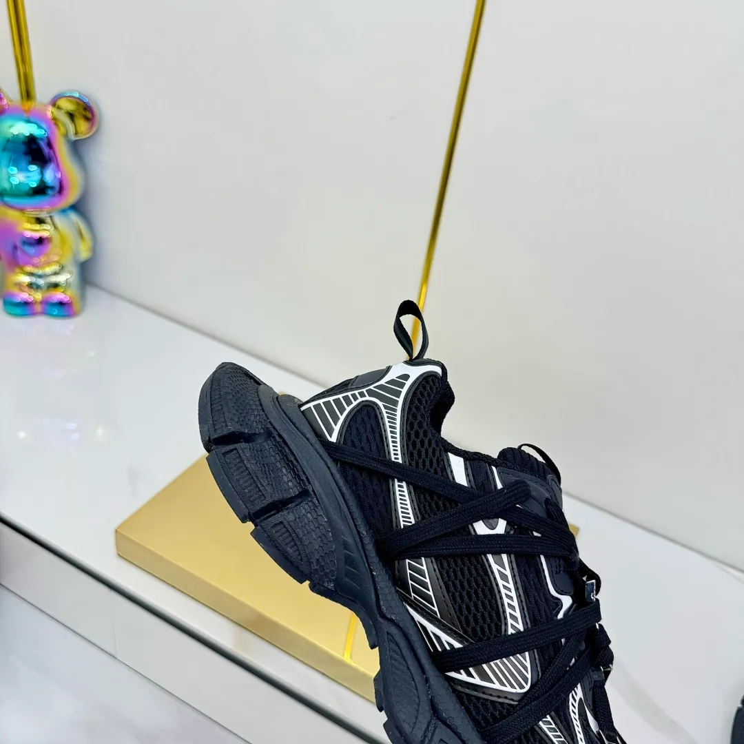 👟👟Ex-factory price 820👟👟 Balenciaga Balenciaga's latest popular 9th generation 3XL Sneaker Spider-Man series, couple's dad shoes, original purchase, development and production. Balenciaga 3XL Sneaker's overall shoe shape draws on the creative ideas of Balenciaga Track and Balenciaga Runner. It is equivalent to removing the outer frame of the Track shoe body while inheriting the streamlined shape and shape of the Runner. Track flat toe, new color matching, the entire shoe body is integrated into the spider binding shoelace design decoration, the exaggerated shape is more prominent. Fabric: original customized imported technical fabric + mesh inner lining: original customized breathable mesh lining. Outsole: original molded 5-layer ultra-light MD combination rubber sole. Bottom thickness: 5CM. Size: 35-45. Original packaging.